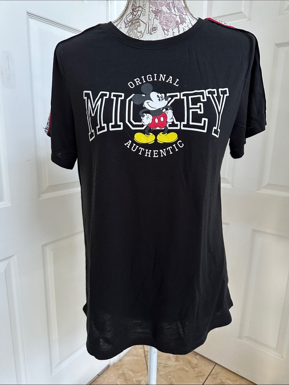 Women’s Disney Black Mickey Graphic Short Sleeve Tee Size Large Juniors
